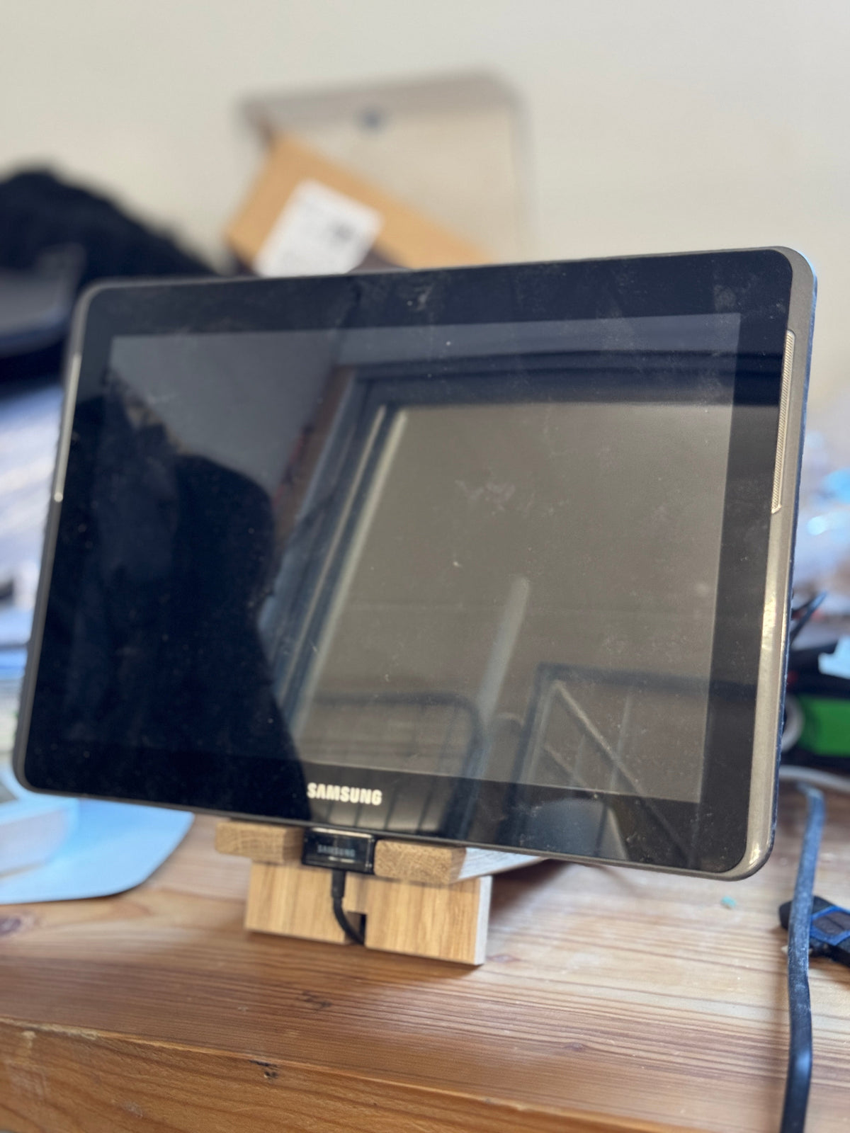 Luuri smartphone stand